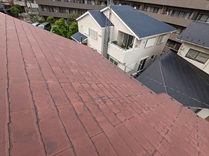 町田市旭町にて屋根の点検、塗膜が劣化して剥がれてきておりました